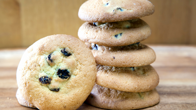 Welcoming the New Year with Italian Traditions: Sweetaly's Raisins in Delicious Biscuits